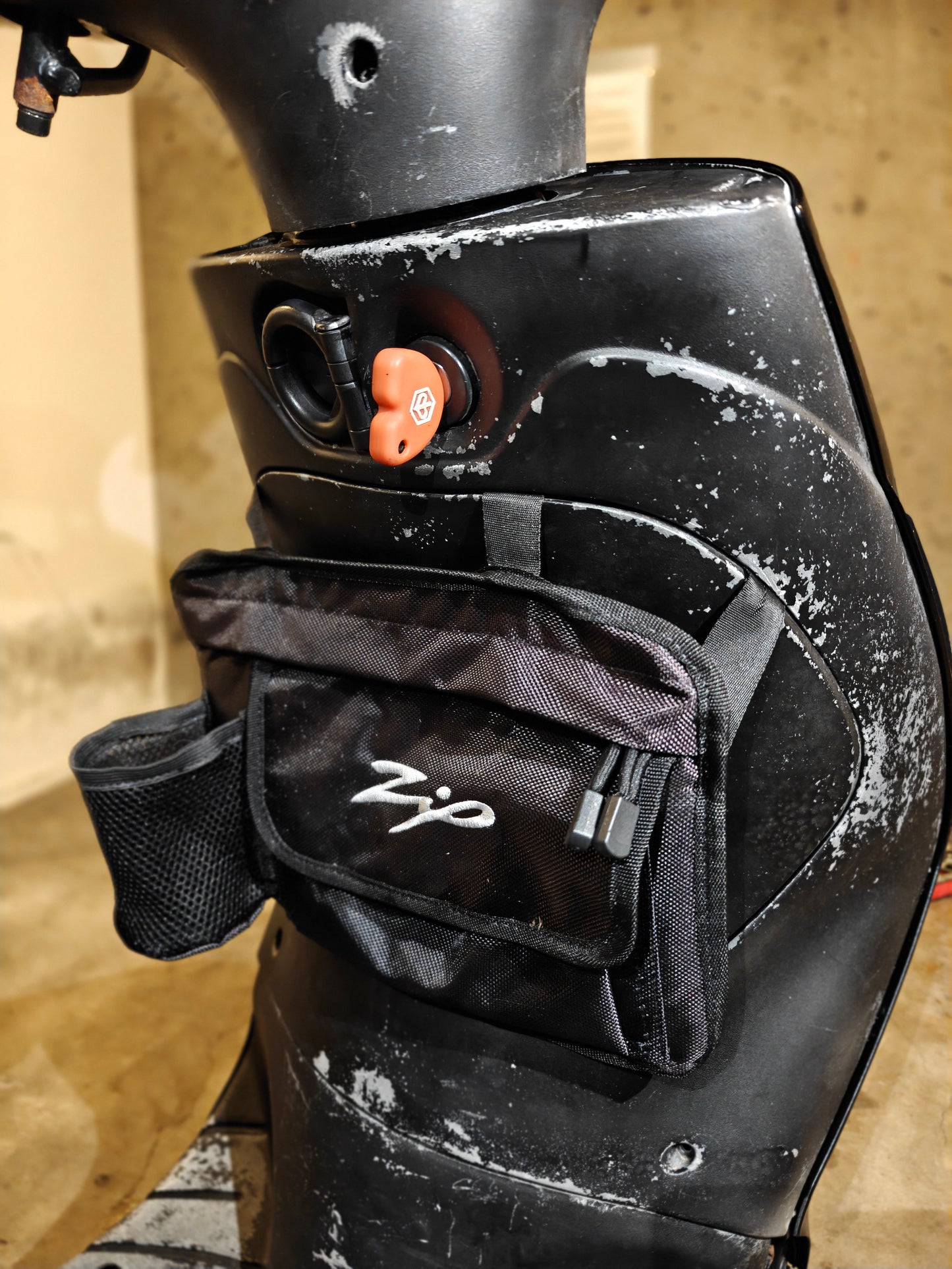 Piaggio Zip Tasje β Perfecte Oplossing voor Jouw Scooterrit!